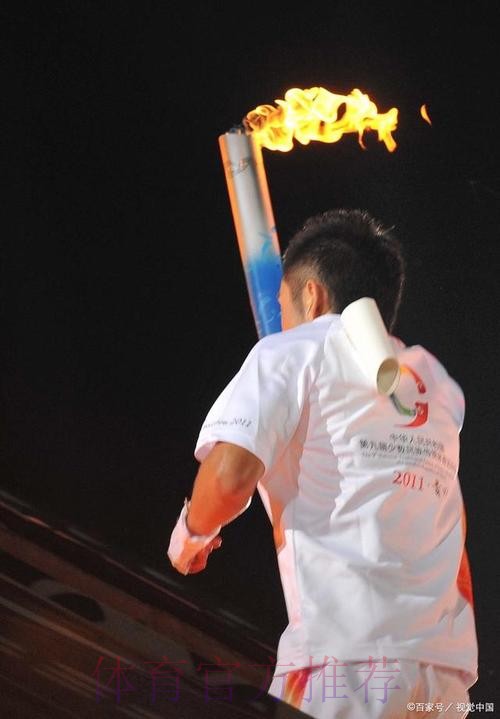 粤港澳三地火炬手接力点燃“同心之火” 粤港澳三地火炬手接力点燃“同心之火”